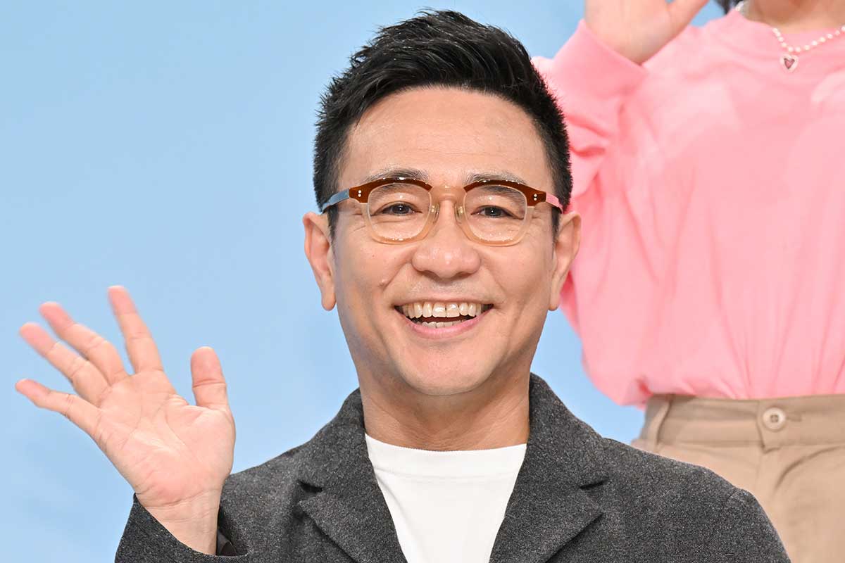 八嶋智人、還暦迎えた俳優とまさかの“キス”「愛され抱き締められ唇を奪われ泣かされ笑わされ」