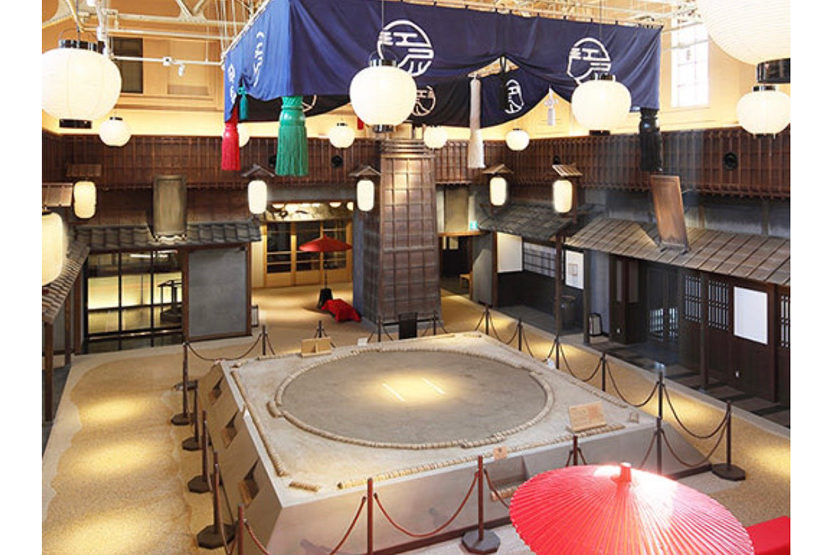 両国駅に隣接された店の前には土俵が設置されている