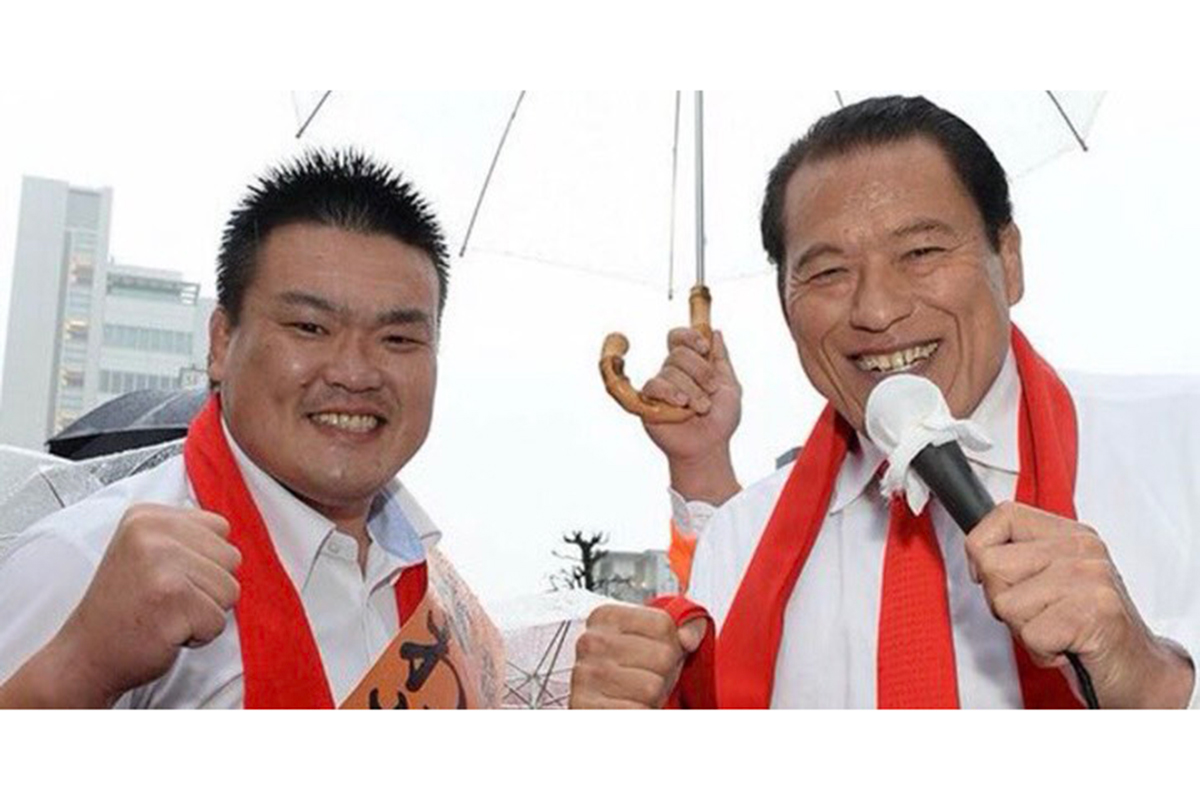 生前のA猪木(右)には我孫子市議選の際に激励を受けた