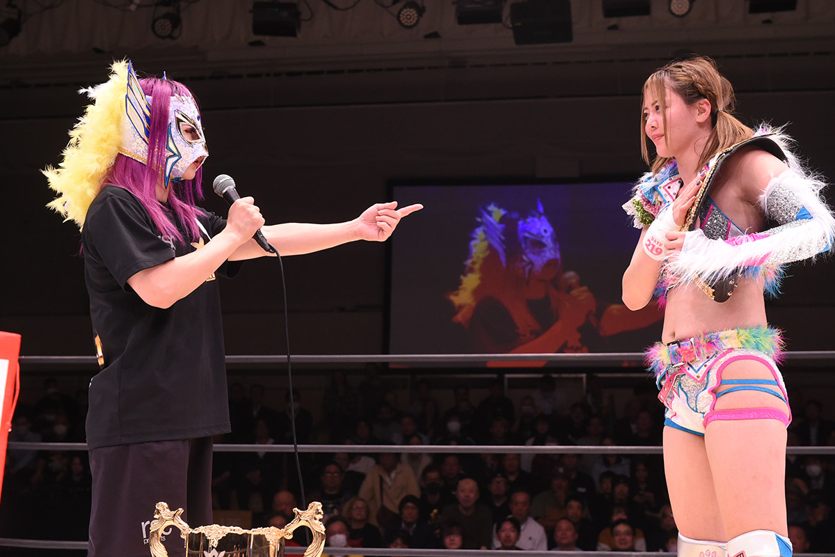 岩谷(右)とのマイクのやり取りでは涙が流れ手が震えたという【写真:(C)マリーゴールド】