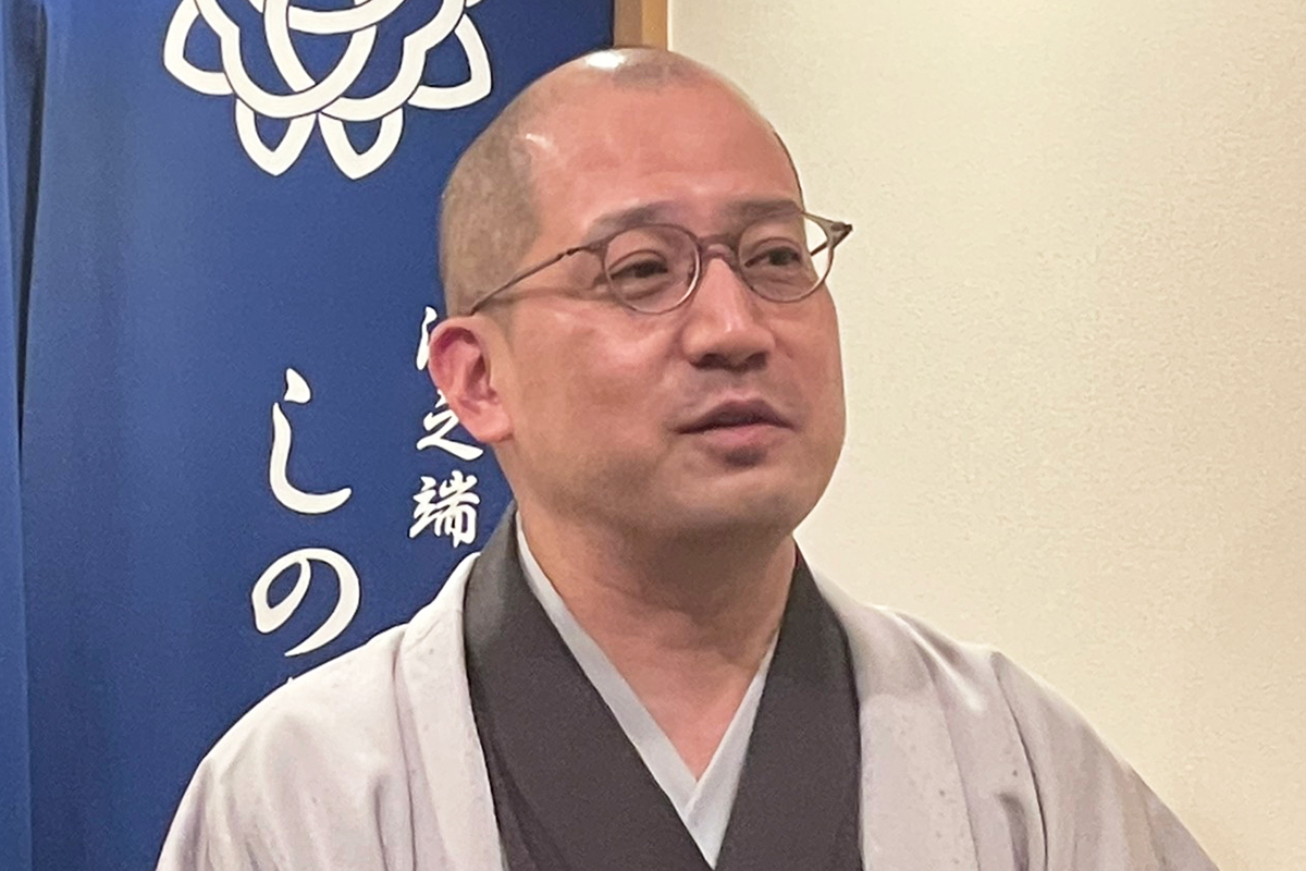 記者会見にゲスト出演した春風亭一之輔【写真:ENCOUNT編集部】