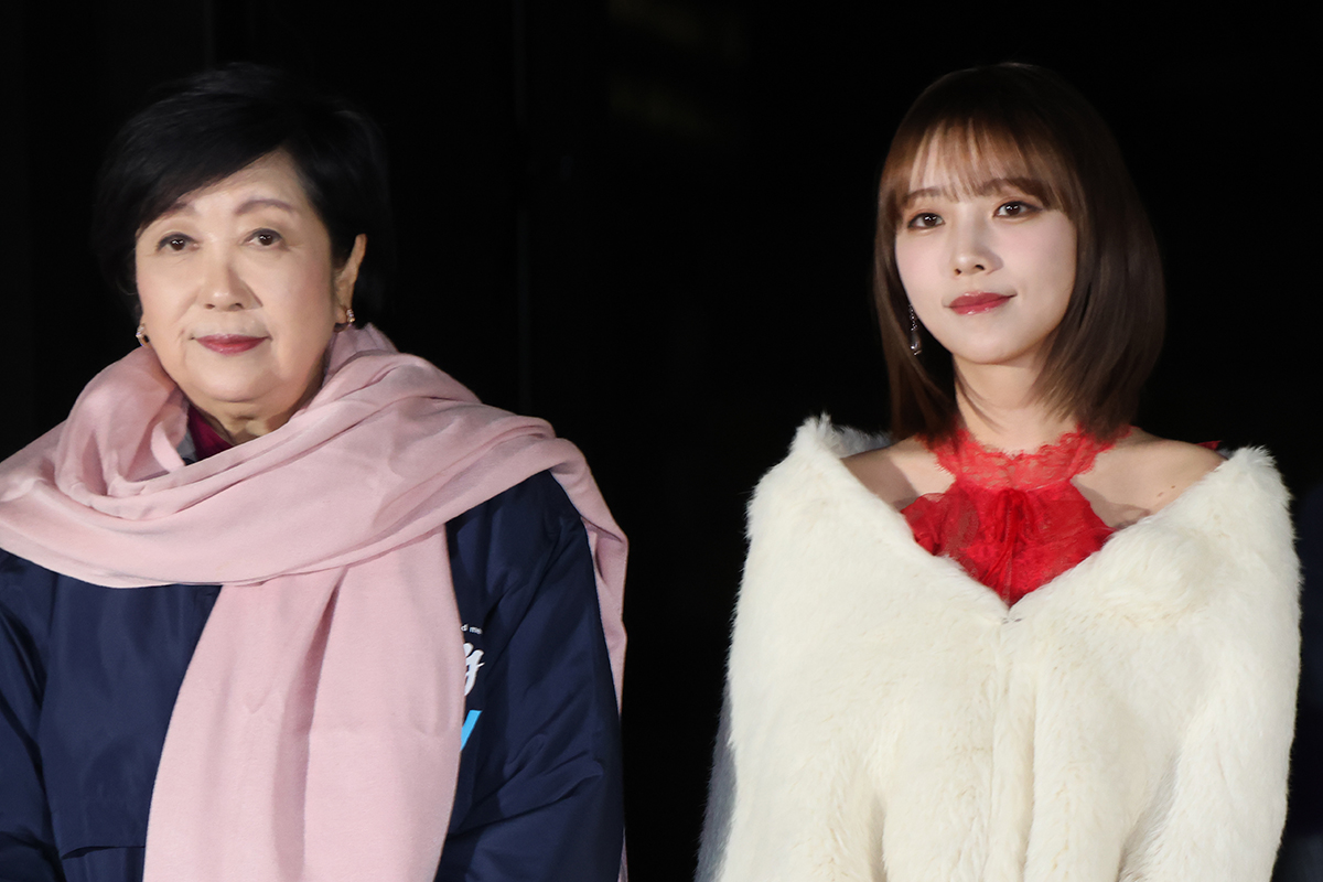 与田祐希、イルミネーション点灯で「ちょっとあったまりました」　小池都知事は肩出しドレスを心配