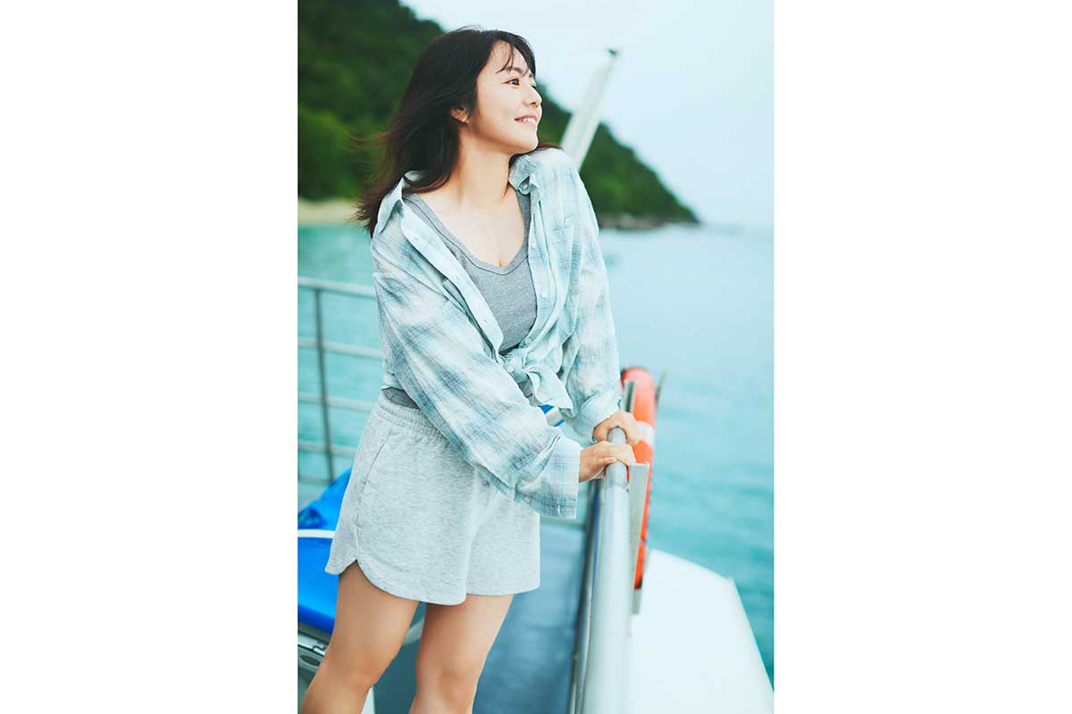 グラビア話題の42歳・磯山さやか、大胆カットも披露した写真集が好評　アザーカット版も発売