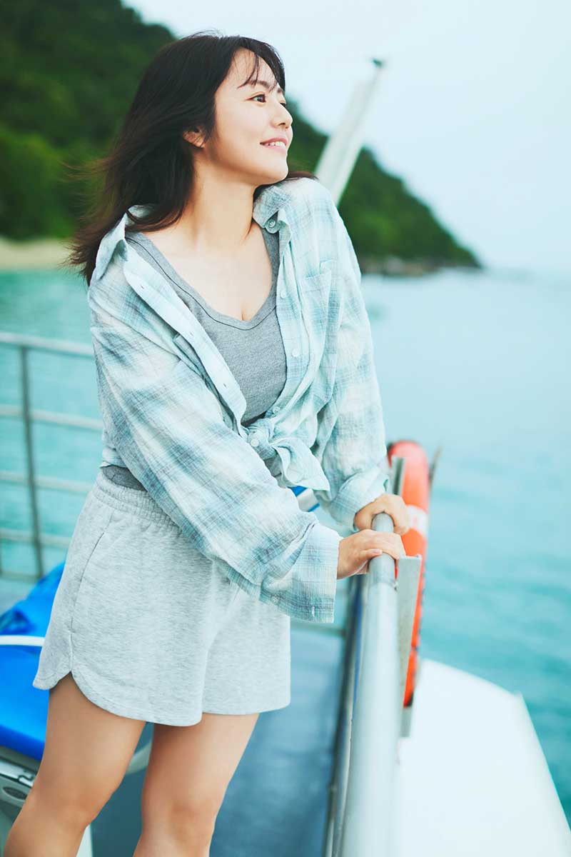 写真集のアナザーバージョンを発売した磯山さやか【写真:(C)須藤敬一/講談社】