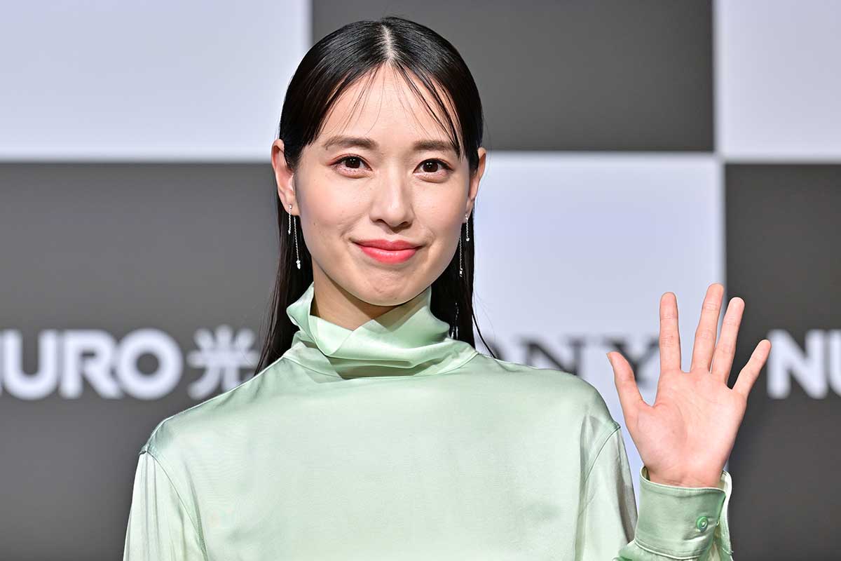 戸田恵梨香、スタッフ“蔵出し”肩見せドレスにファンうっとり「めちゃ綺麗」「高まるぅ～！」