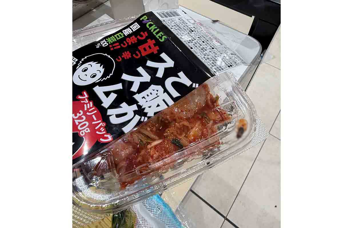 右上の開閉部に見える黒い虫【写真:女性提供】