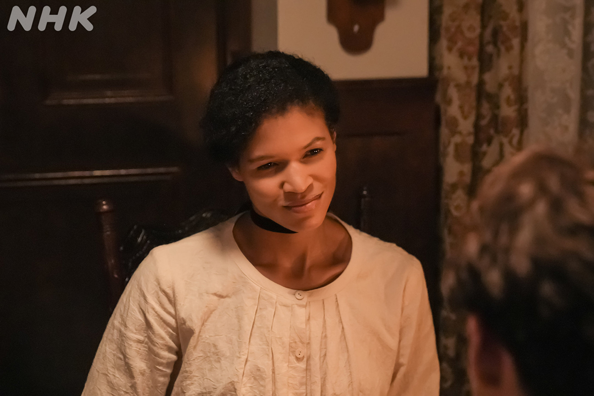 『ばけばけ』ヘブンの“元妻”女優、印象激変で「スタイルも抜群！」　貴重オフショットに反響「なんて素敵なトリオ!!」