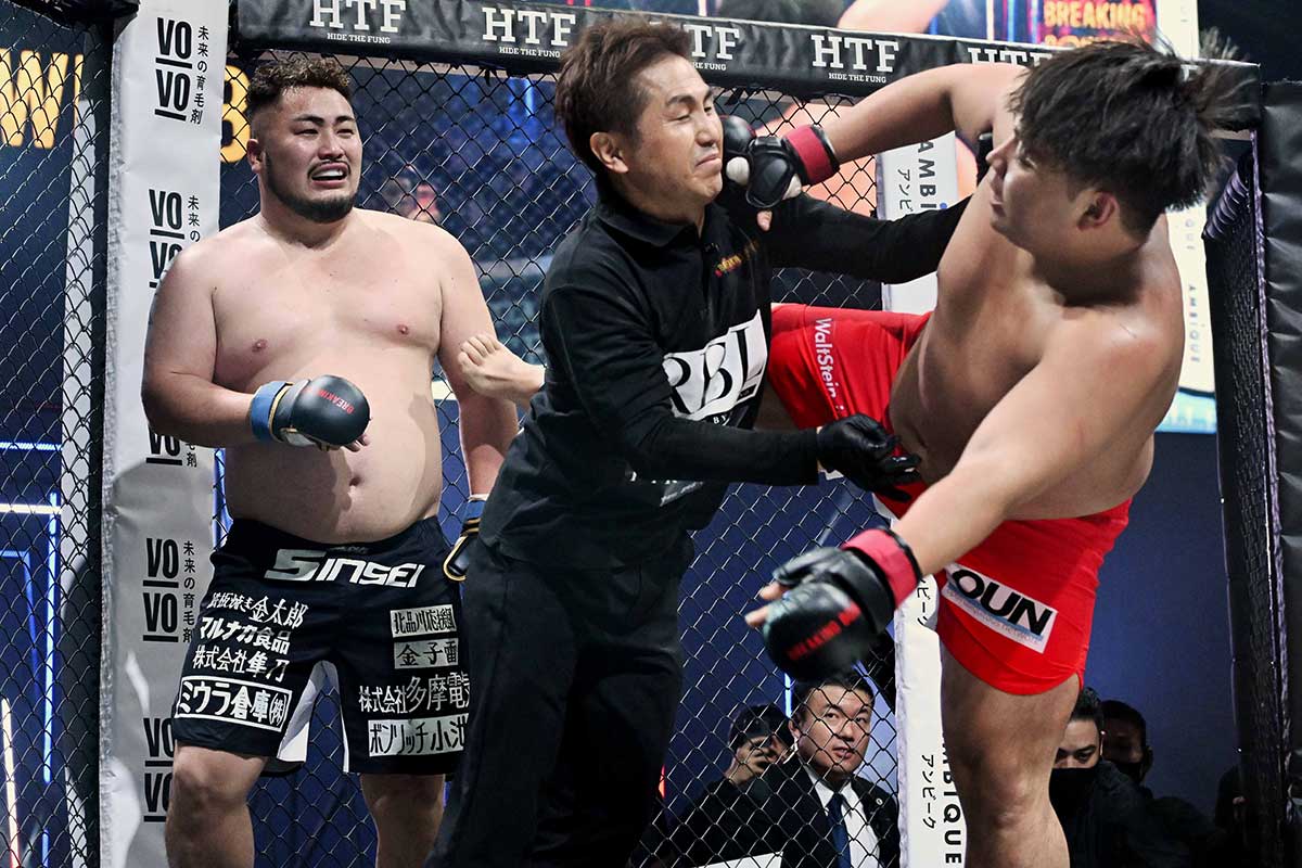 試合後にレフェリーを襲撃する赤パンニキ（右）【写真：徳原隆元】