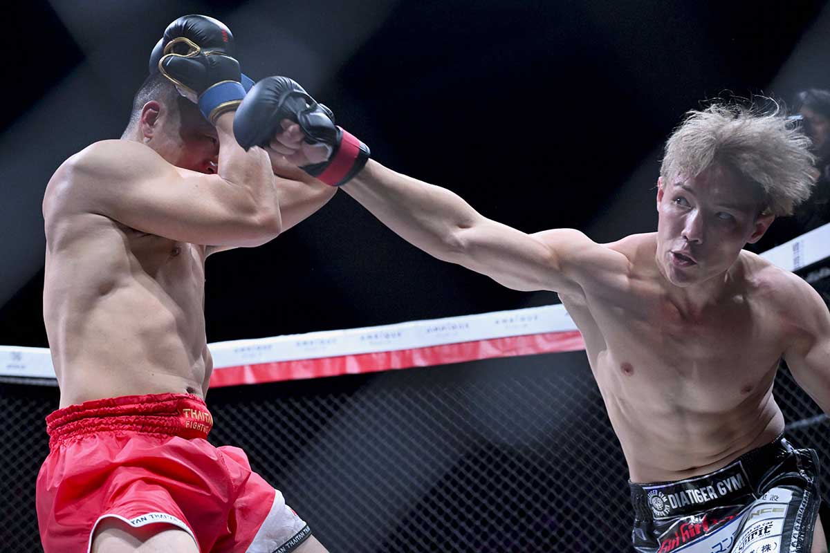 ハン・ウェンバオに判定勝ちしたYURA（右）【写真：徳原隆元】