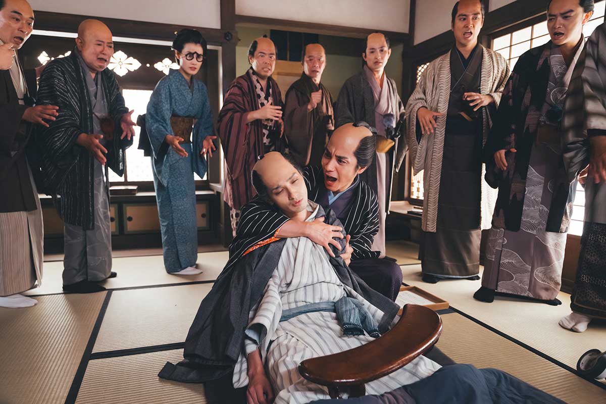 最期が近づいてきた思われる蔦重(中央=横浜流星)【写真:(C)NHK】