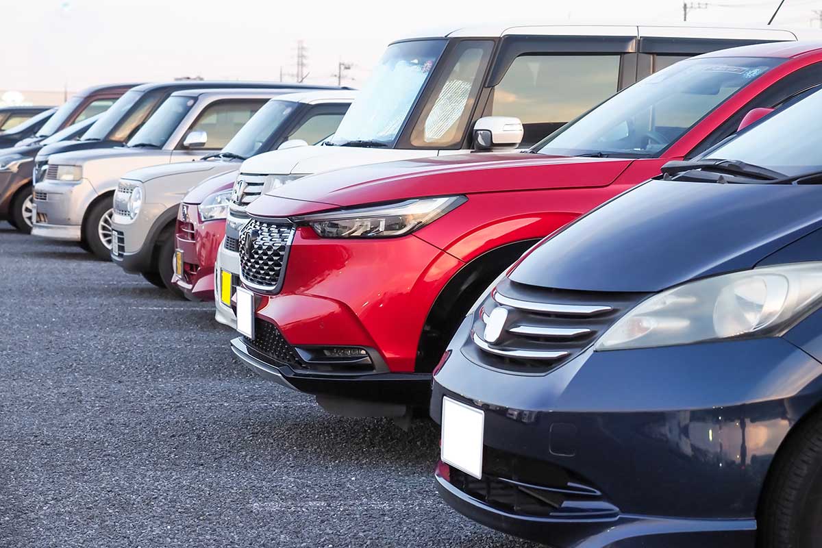 「免許返納すべき」1台で4台分のスペース“占有”…常軌を逸したはみ出し駐車に衝撃