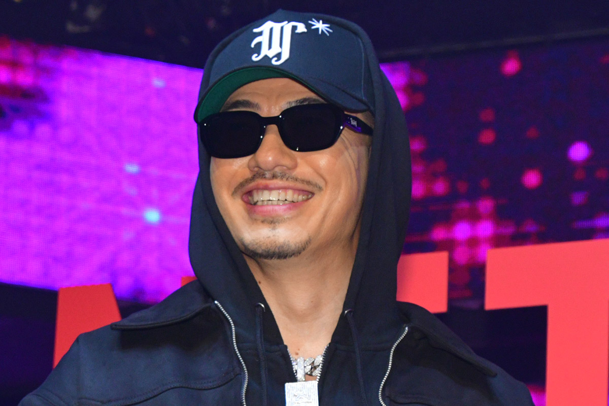 人気ラッパーの服装にネット騒然「お母様の参観日」　AK-69にさまざまな声「キャバ嬢みたい」「イケてる」