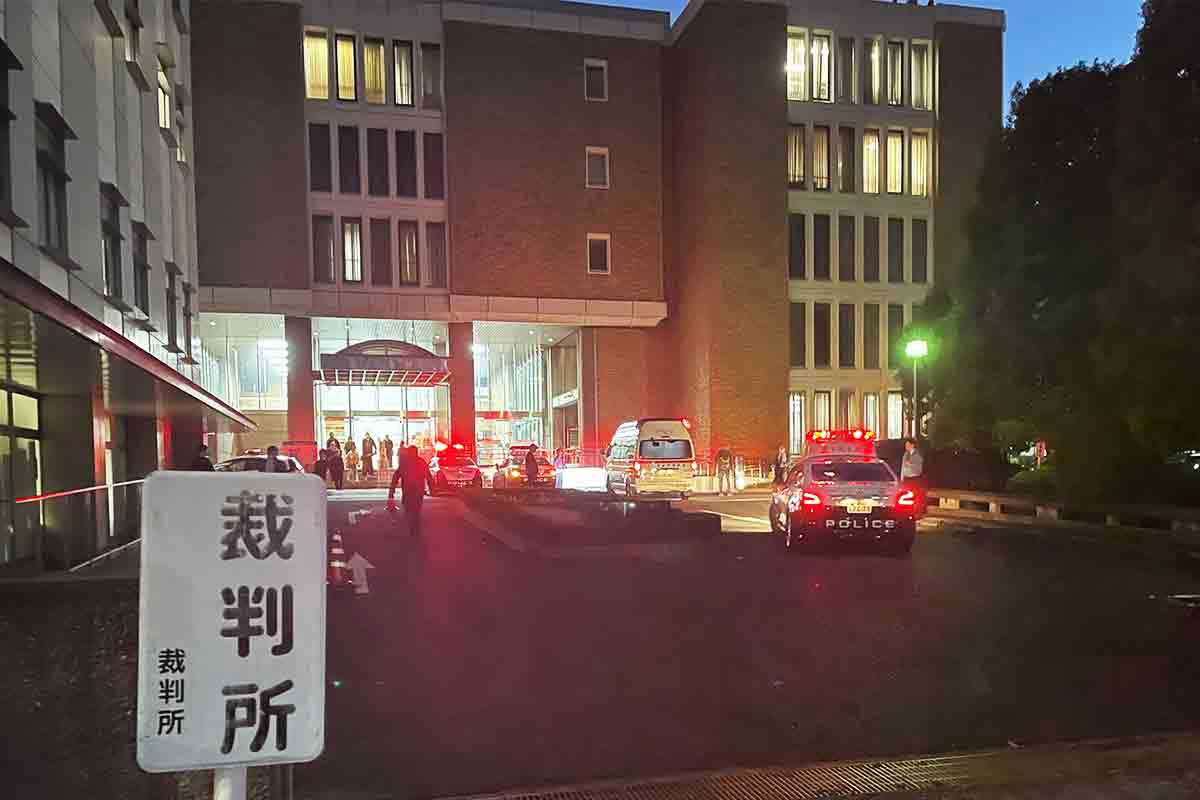 「警察の人をぶっ刺すんじゃないかと」傍聴の女子高生は恐怖　判決直後、ベトナム国籍の男が法廷で窓ガラス破壊