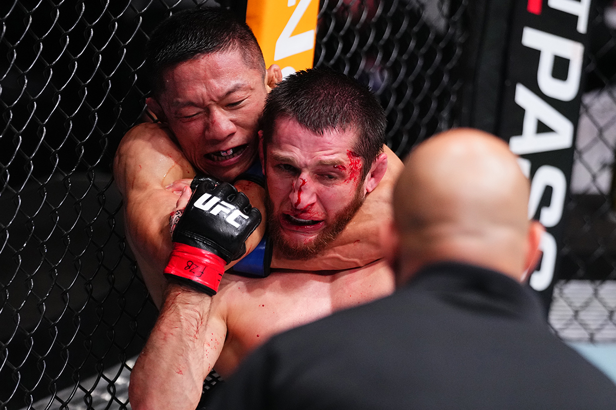 堀口恭司（上）はタギル・ウランベコフをチョークでキッチリと仕留めた【写真：(C)Zuffa LLC/UFC】