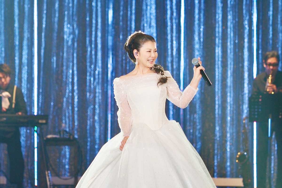 58歳・南野陽子「♪君はオバさん、僕はオジさん」　デビュー40年で初ディナーショー…あの「飛天」で見せた茶目っ気ステージ