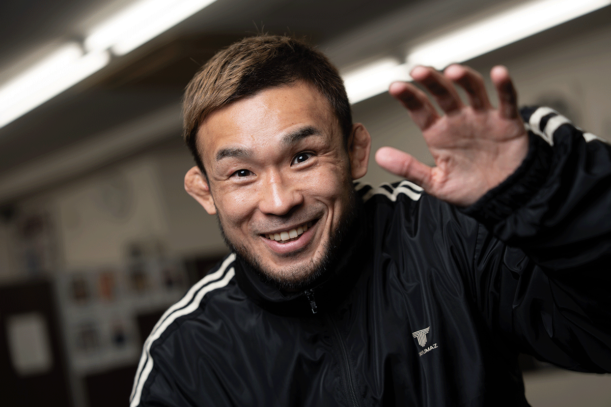 「こういうポーズどうですか？」と自ら提案する扇久保博正【写真：増田美咲】