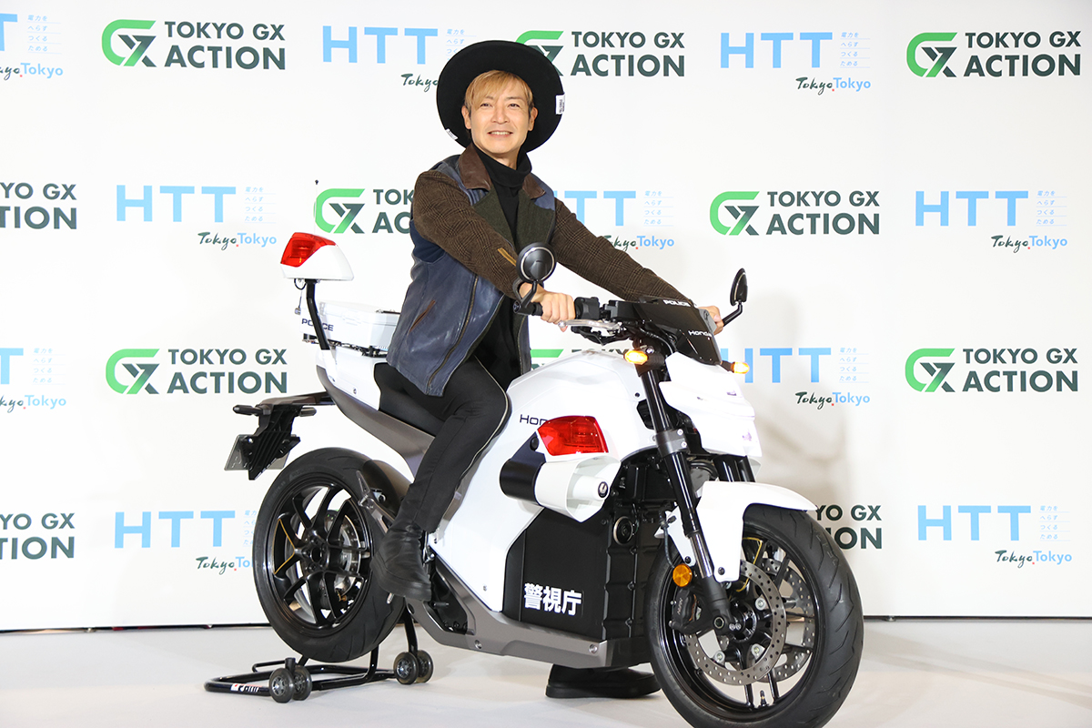 つるの剛士が国産EV白バイを初お披露目　小池都知事は「みなさん、追いかけられないように」