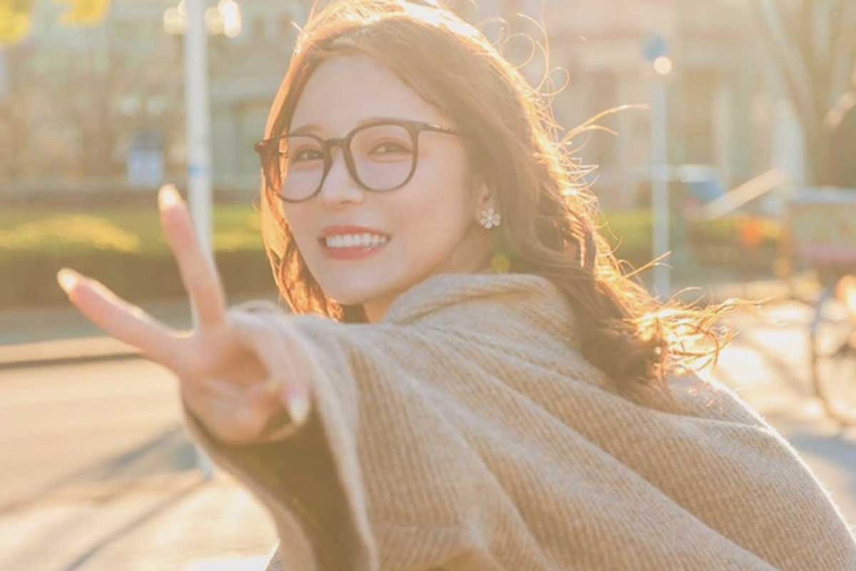 進撃のノア、人気YouTuberヒカルとの離婚報告「自分らしくまた幸せの道探します」　メガネ姿でピースサイン