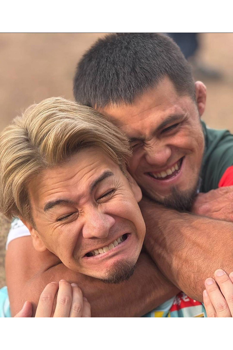 無敗のRIZIN王者・シェイドゥラエフに首を絞められるJOY（左）【写真：インスタグラム（＠joy.official）より】