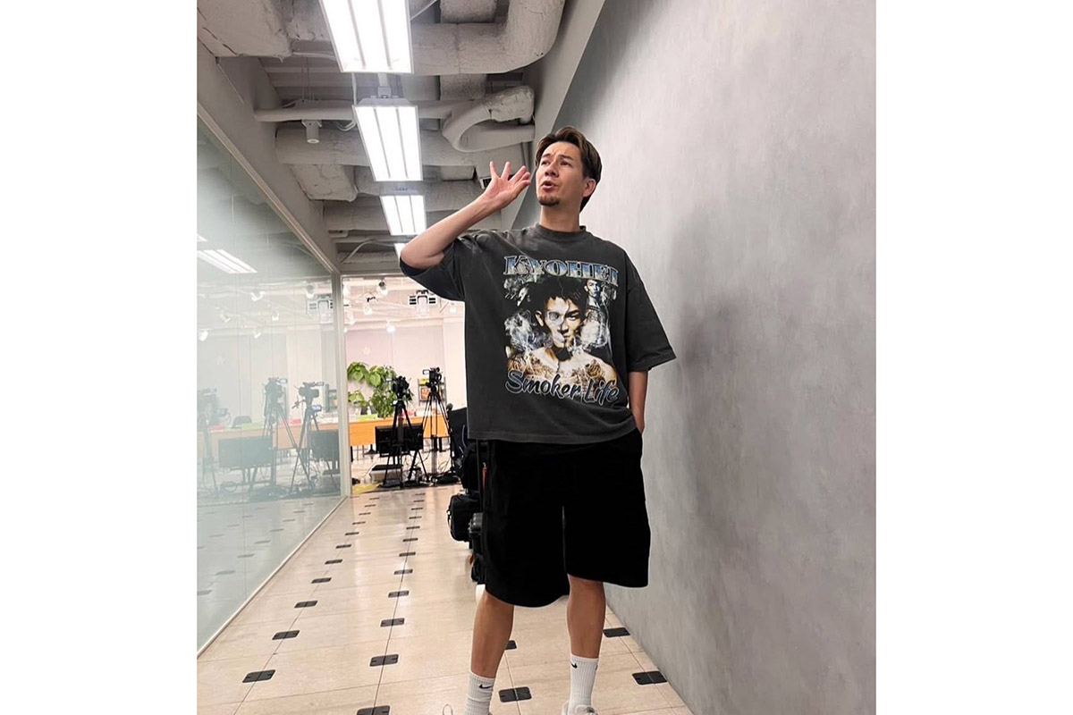 萩原京平のTシャツを着用し、おなじみのポーズを取るJOY【写真：インスタグラム（＠joy.official）より】