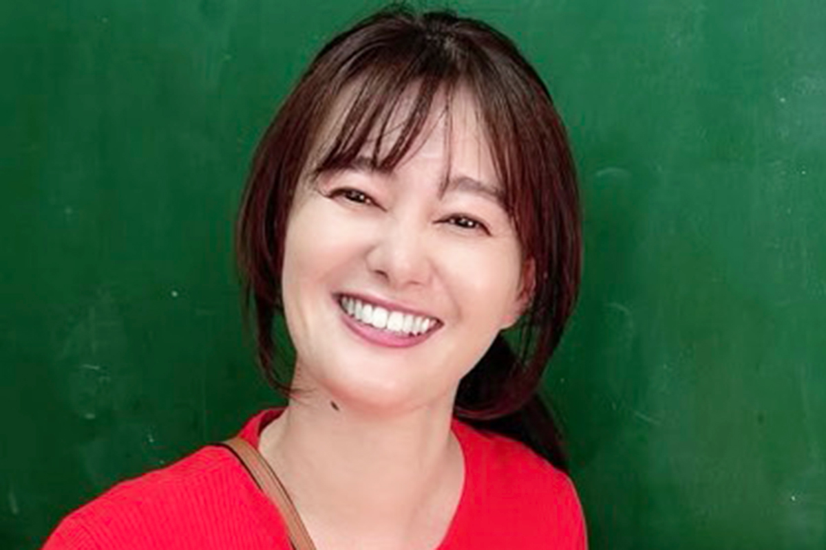 グラビア話題の43歳・元NHKアナ、サンタコスで“出勤”報告　ネットも称賛「また話題になりそう」