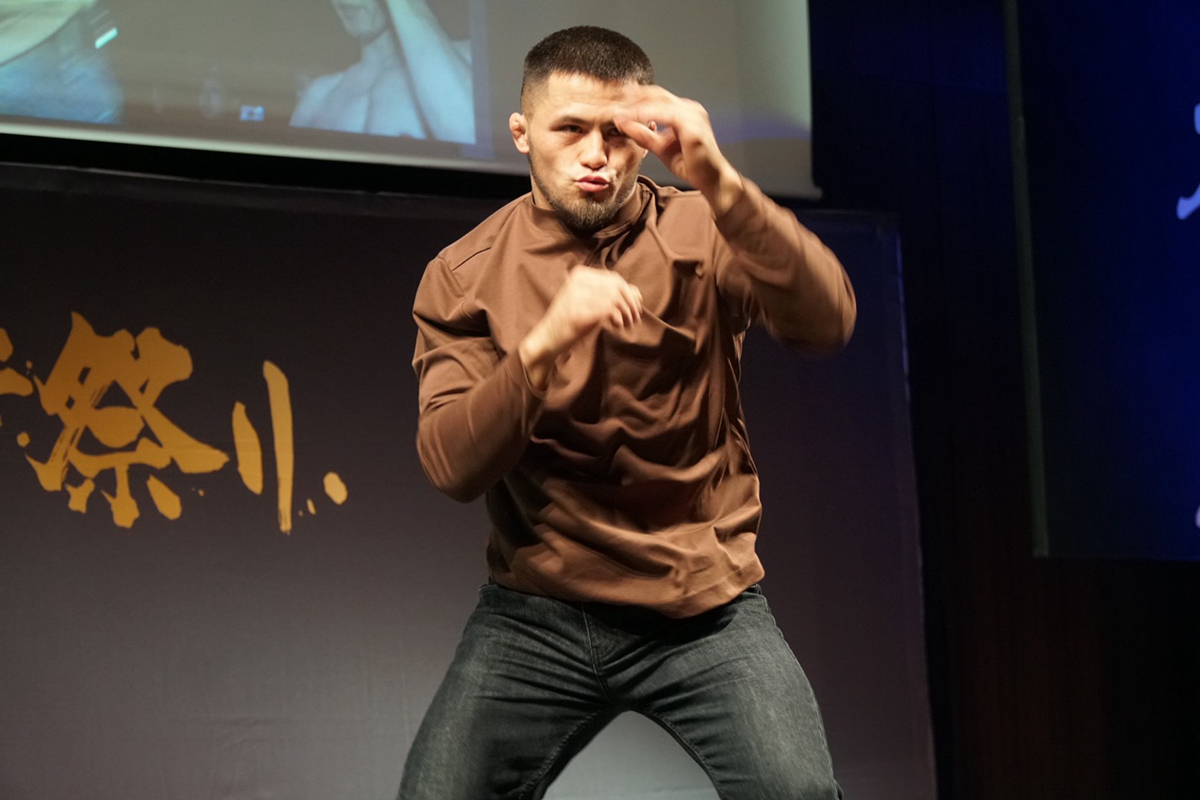 【RIZIN】朝倉未来と「一番面白い試合に」王者シェイドゥラエフがついに来日　ジーパンのまま圧巻シャドー…会場騒然