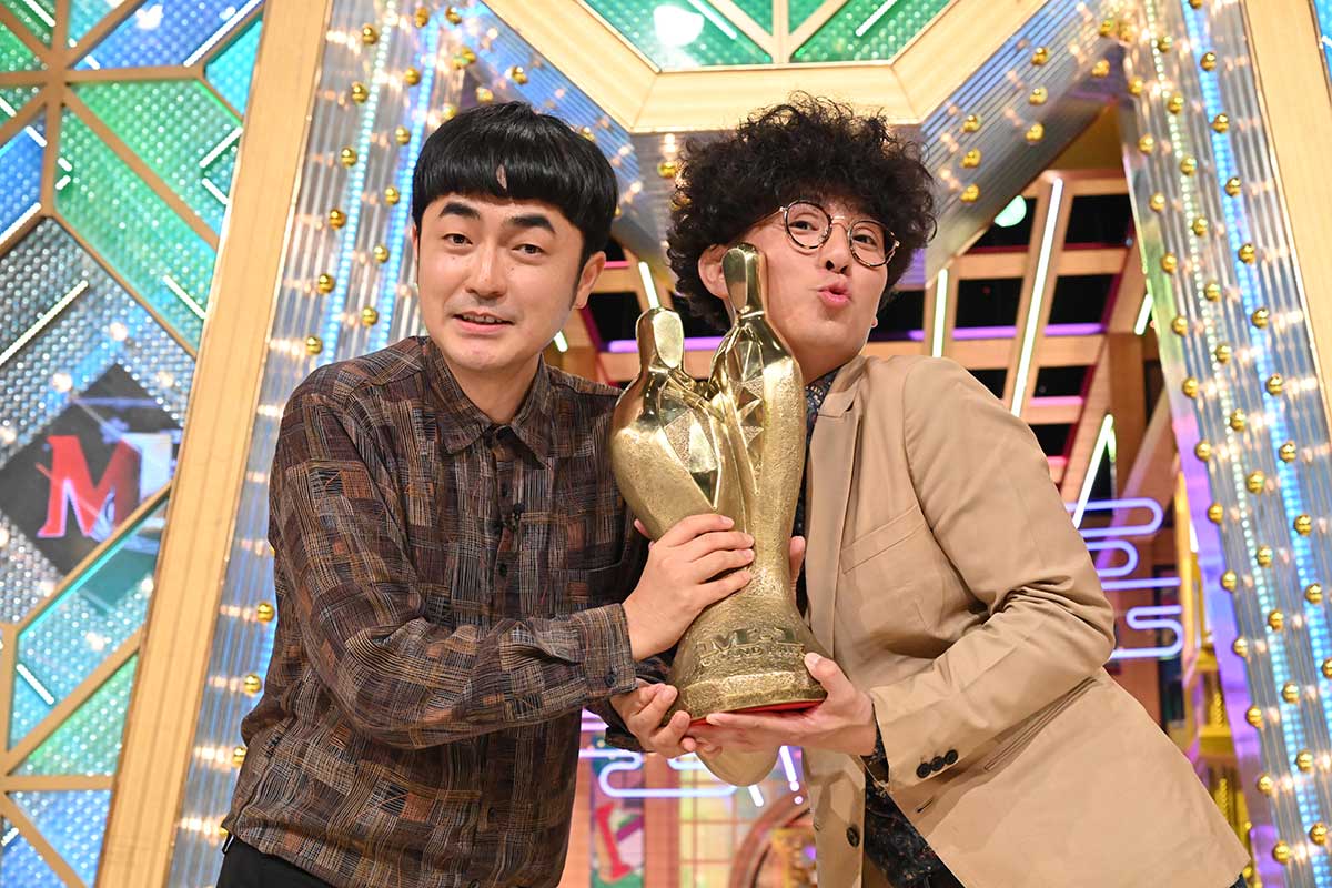 『M-1グランプリ2025』で優勝した、たくろうの赤木裕（左）ときむらバンド【写真：(C)M-1グランプリ事務局】