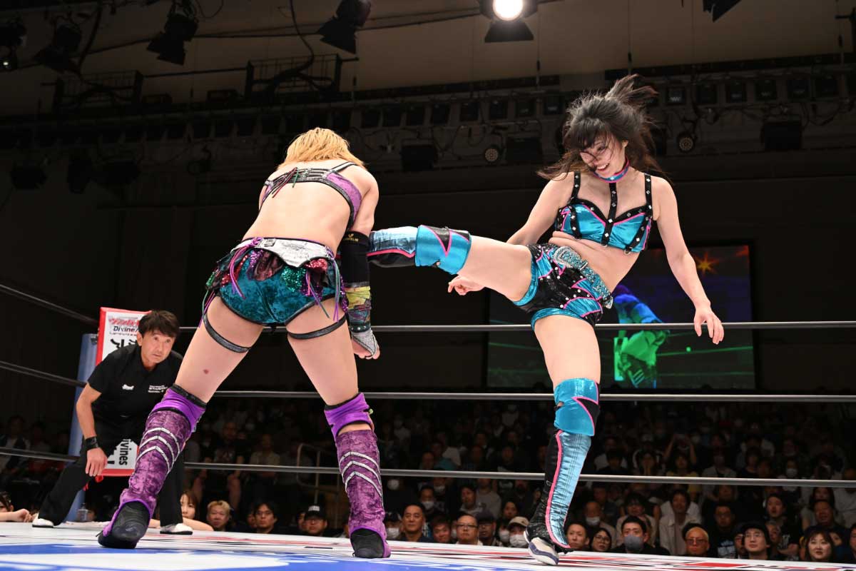 空手で培った強烈なキックは大きな武器になっている【写真：(C)スターダム】