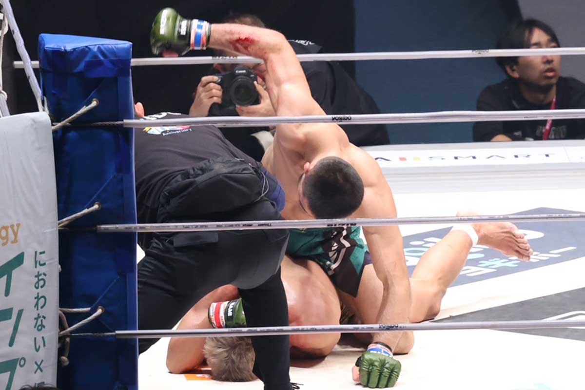 50発以上の猛烈なパウンドの嵐を浴びた【写真：山口比佐夫】