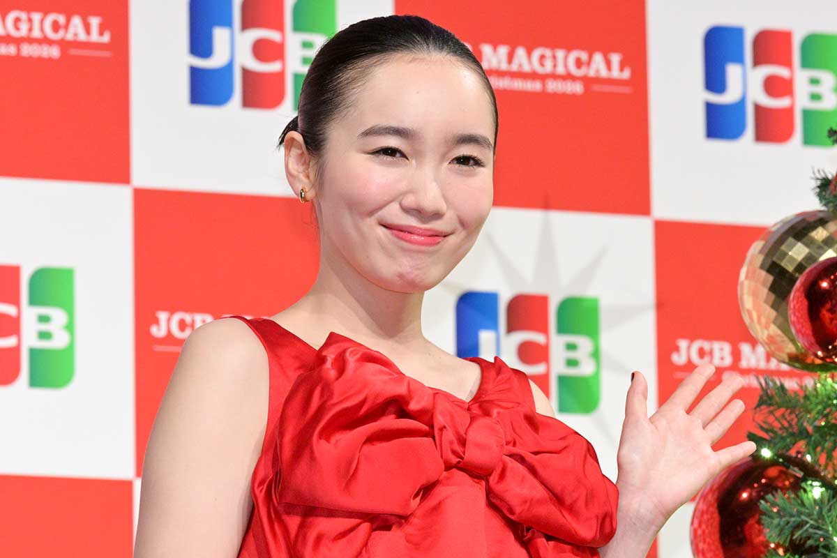 飯豊まりえ、肩出し真っ赤ドレス姿で照れ笑い「クリスマス全開で来ました」
