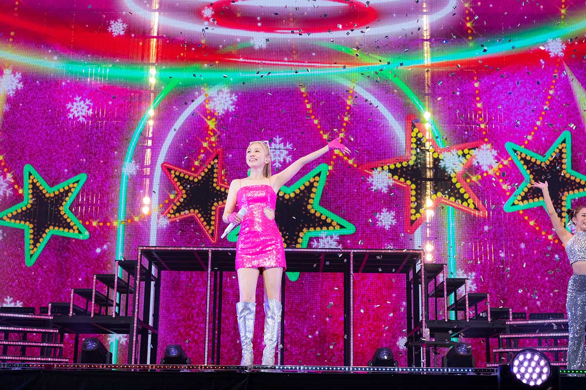 西野カナ、クリスマスライブで久々の金髪披露 「6時間かかった」との