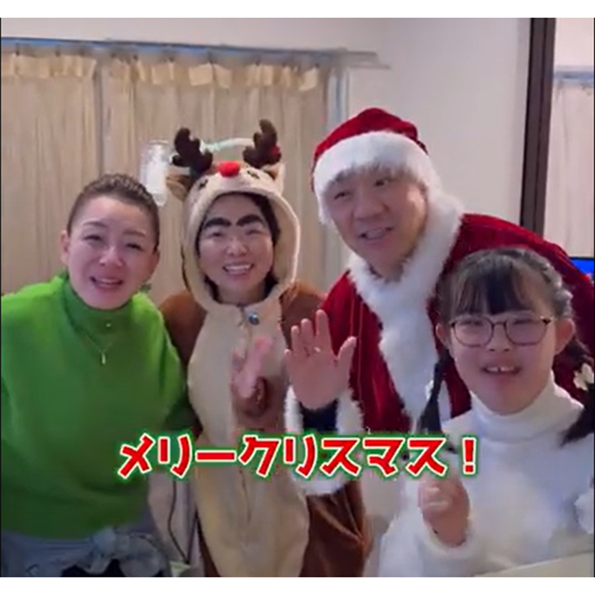 田中さんファミリーを訪問したイモトアヤコ（左から2人目）と西村誠司社長（同3人目）