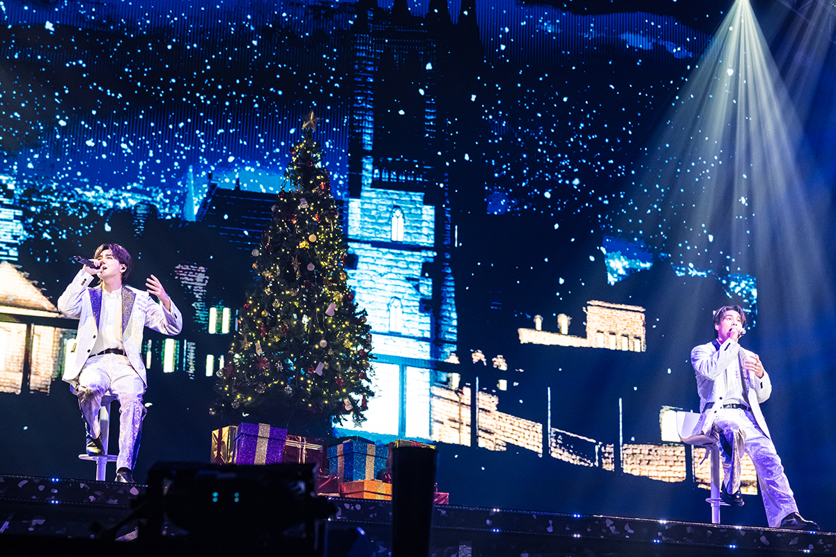 いすに座って歌唱するTHE RAMPAGEの吉野北人（左）とRIKU