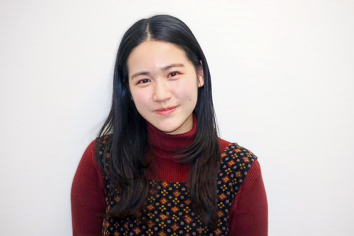 一人芝居でイルカを演じる辻凪子