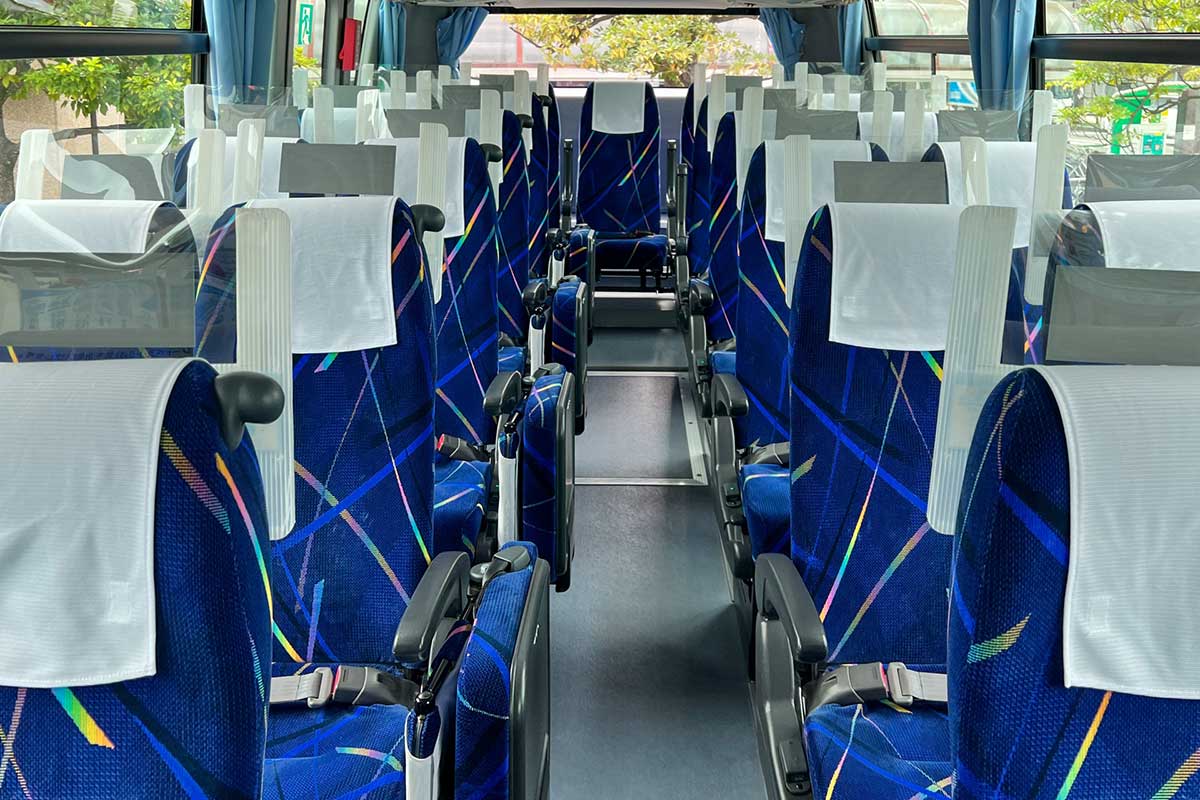 バスの座席で不快な体験「狭くてきつかった」　ネット同情「これは酷すぎる」「カップルの距離感」