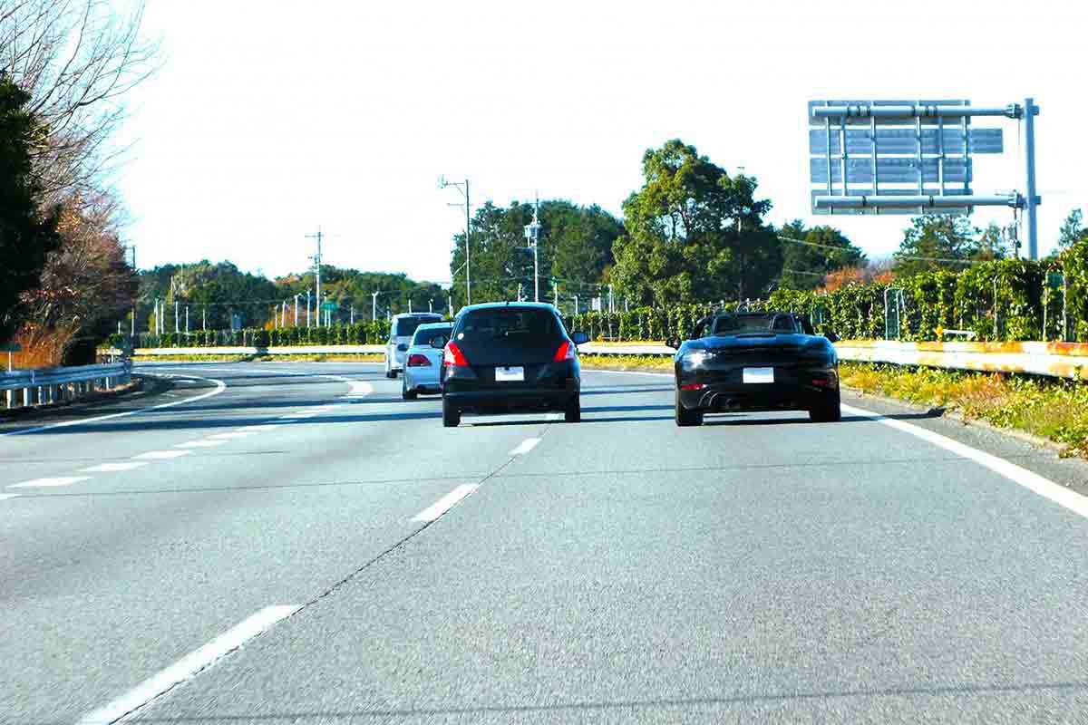 「追い越し車線を走っていただけなのに…」まさかの違反切符に困惑　“空いてるからいい”の落とし穴