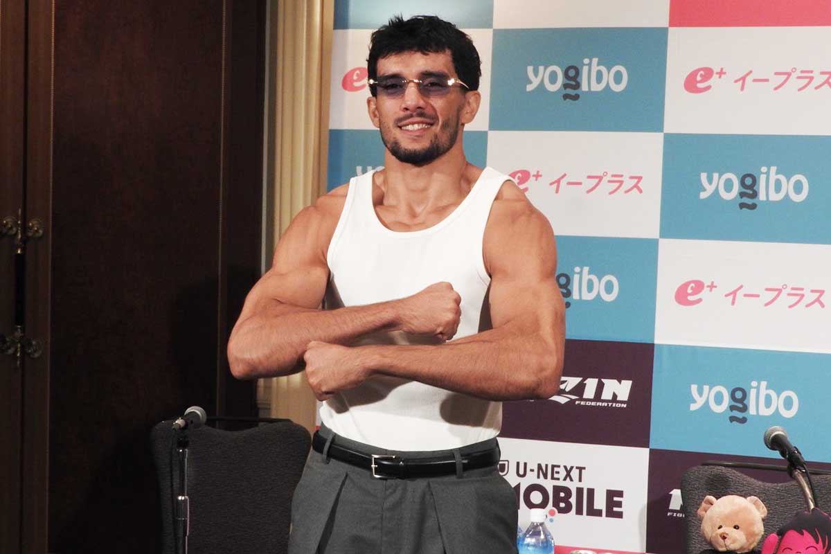 会見に登壇したイルホム・ノジモフ【写真：ENCOUNT編集部】