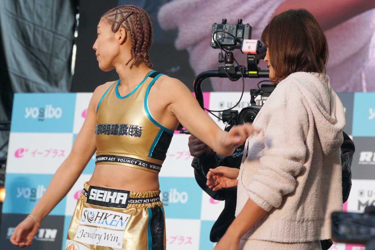 握手を拒否した伊澤星花（左）とRENA【写真：ENCOUNT編集部】