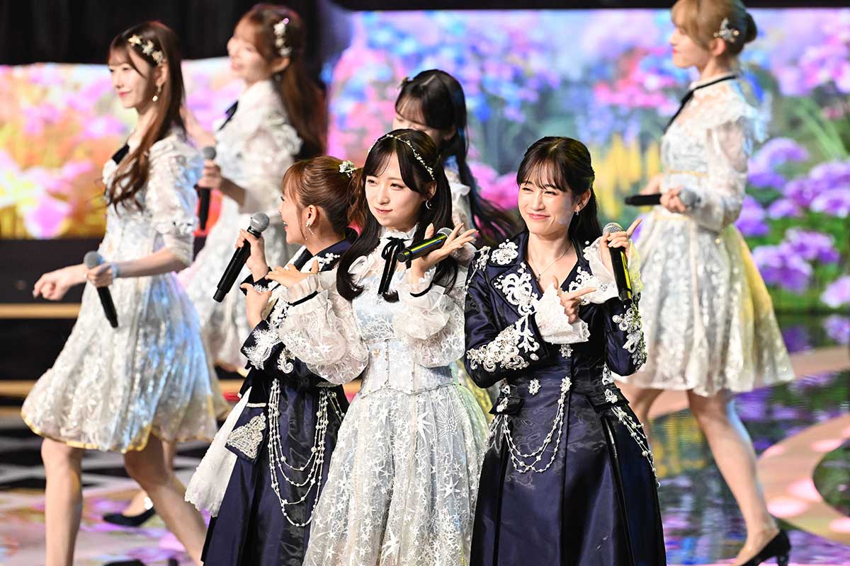 AKB48OG前田敦子、14年ぶりにレコ大出演「現役メンバーは娘みたいな存在」　笑顔満開で2曲パフォーマンス