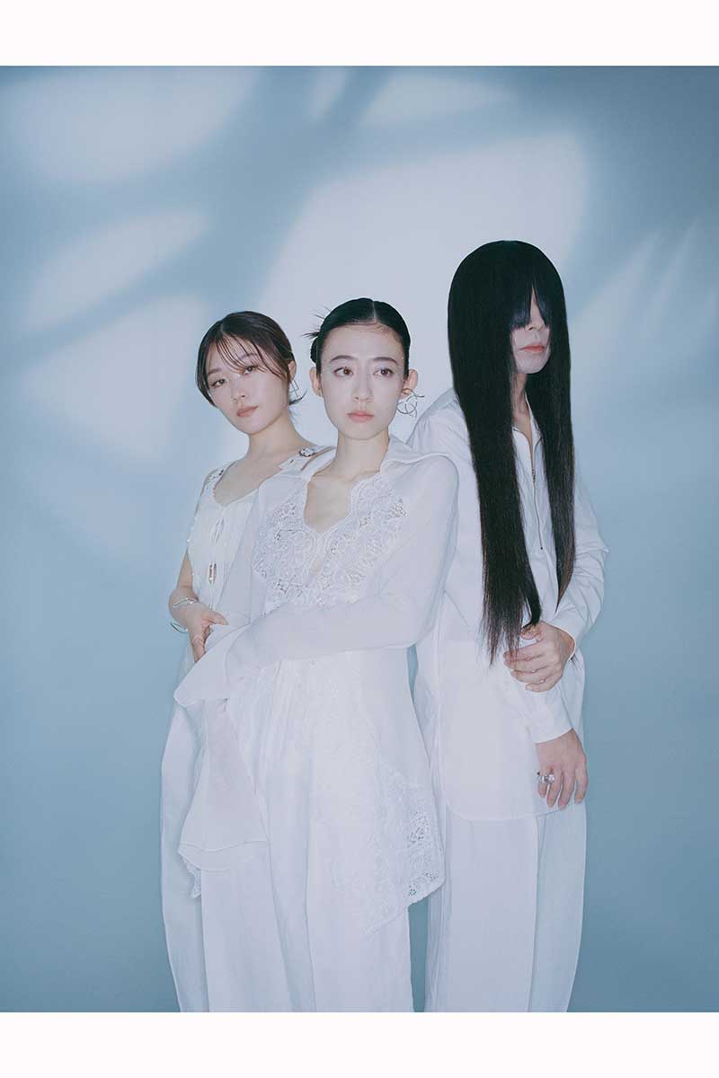 羊文学の河西ゆりか、塩塚モエカ、フクダヒロア(左から)