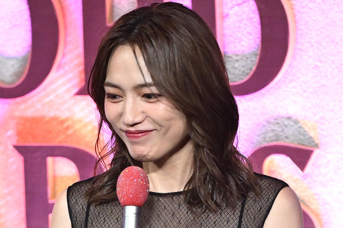 「美背中ヤバい！」川口春奈、『レコ大』生放送中に着替え　健康的な肌見せに「圧巻すぎる」の声