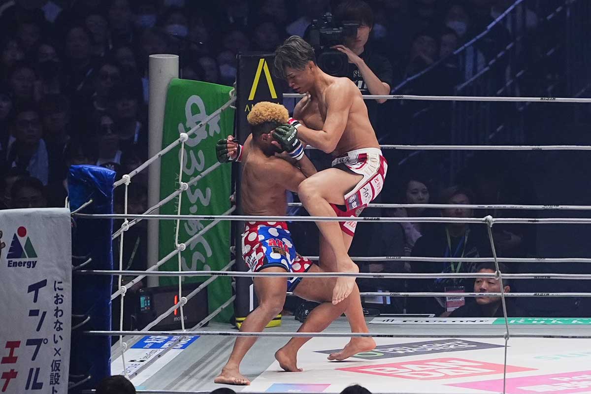 2R・KO勝ちを収めた雑賀“ヤン坊”達也（右）【写真：小林靖】