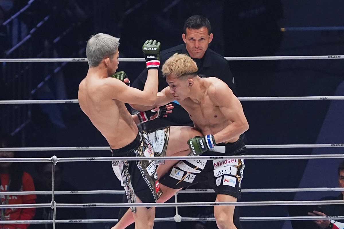 KO勝ちを収めた秋元強真（左）【写真：小林靖】