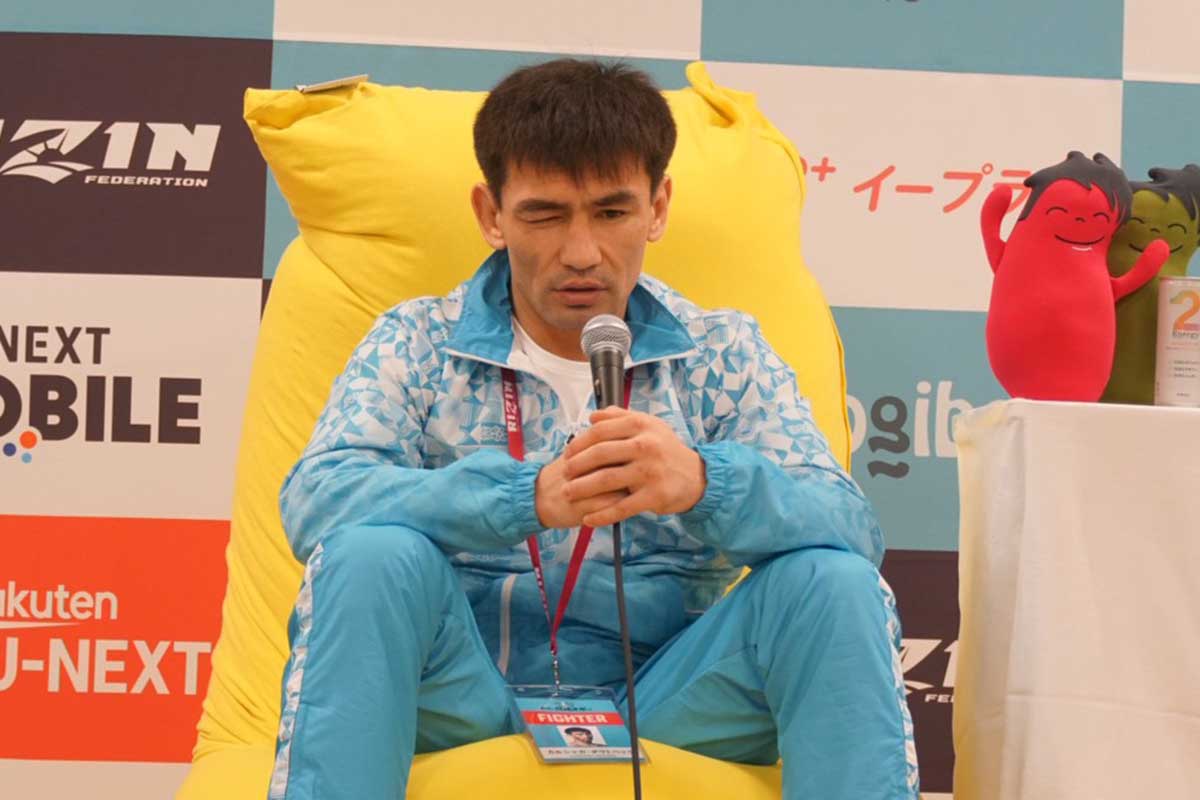 試合後、会見に臨んだカルシャガ・ダウトベック【写真：ENCOUNT編集部】