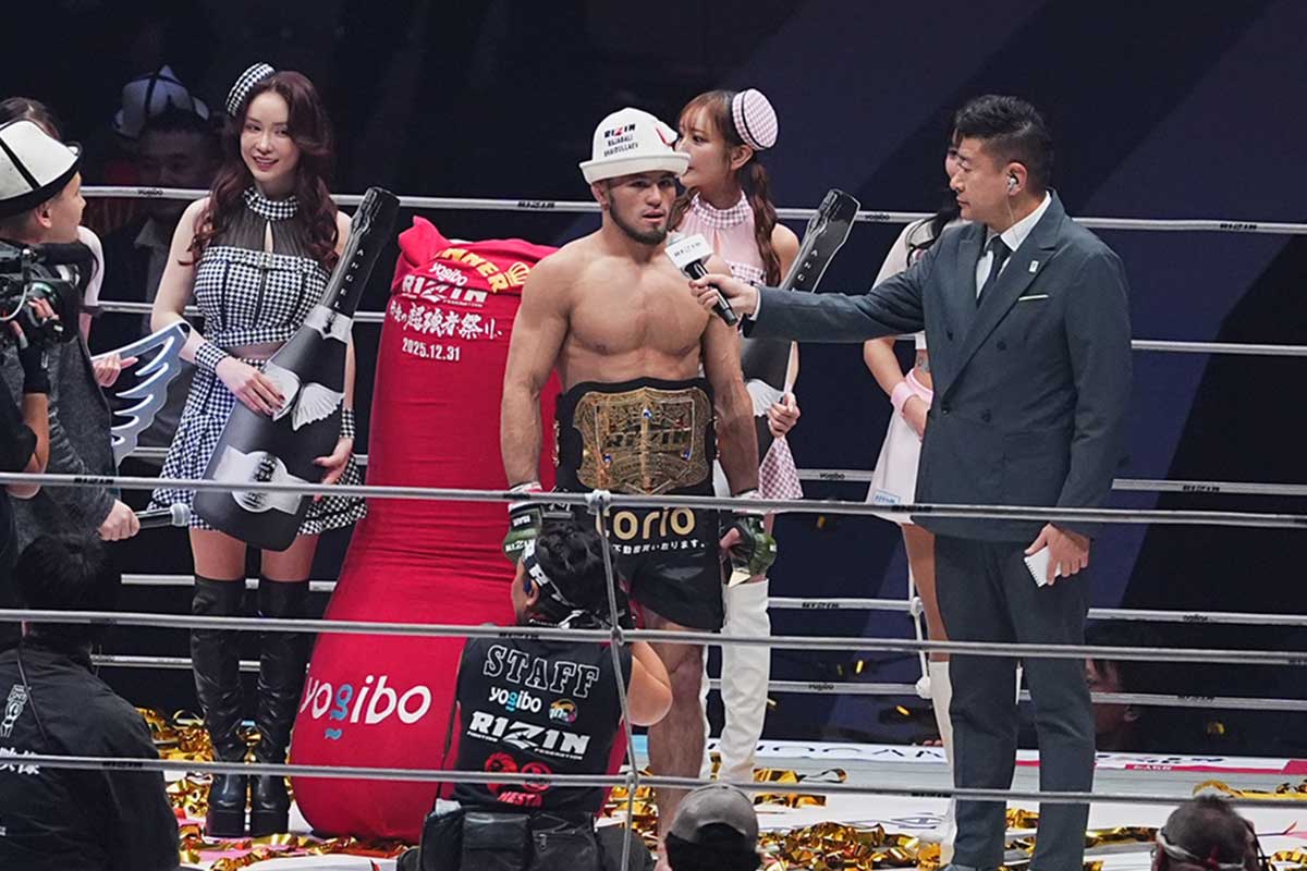 勝利後のインタビューに臨んだラジャブアリ・シェイドゥラエフ【写真:小林靖】