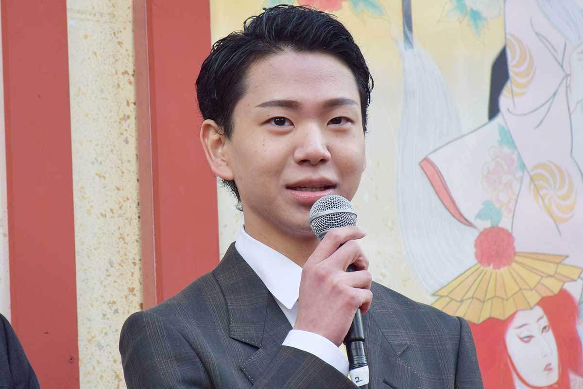 初日あいさつに登壇した尾上左近【写真：ENCOUNT編集部】