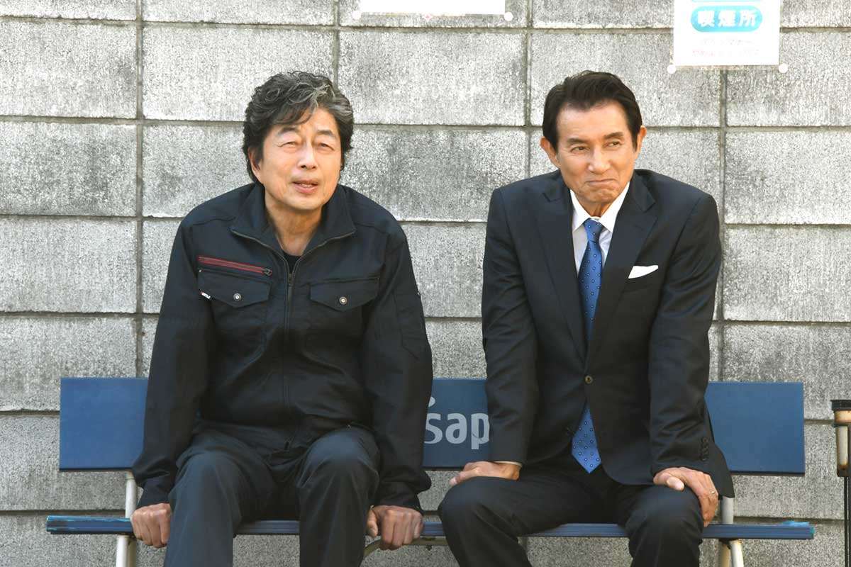 カースケ(中村雅俊=左)と米子市長のオメダ(田中健) 【映画『五十年目の俺たちの旅』から】【写真:(C)ユニオン映画】