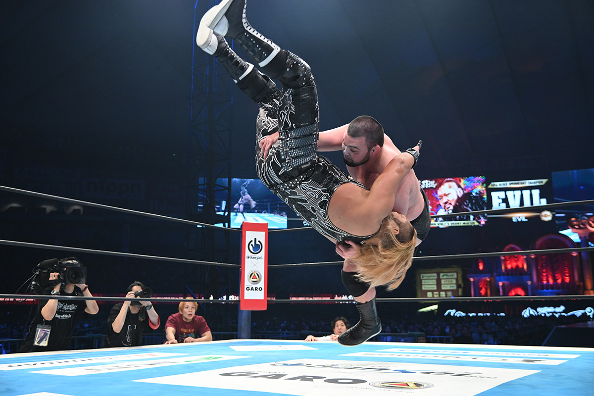 見事なパワースラムを決めるウルフアロン【写真:(C)新日本プロレスリング】