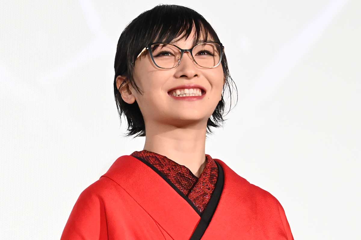 新しい学校のリーダーズ・SUZUKA、スタイリッシュな和装で新年のあいさつ「新しいSUZUKAを表現させてもらいました」