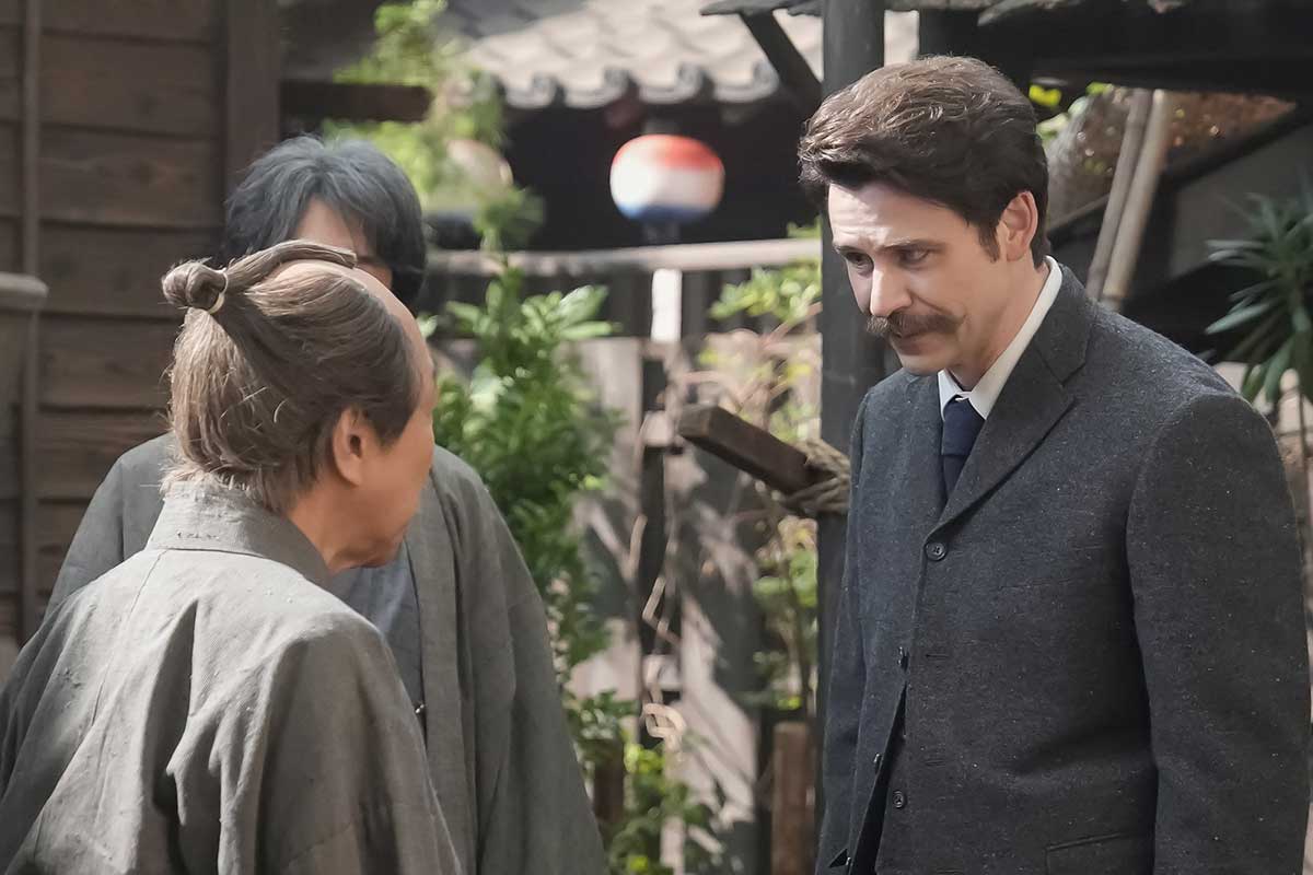 ヘブン(右)を演じるトミー・バストウ【写真:(C)NHK】